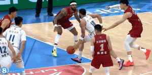 黄雀在后!曾凡博一路追防 直接将韦瑟斯庞上篮扇出界外