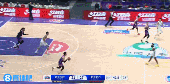 用力过猛!廖三宁突到禁区 起飞滑翔单臂劈扣但扣飞了