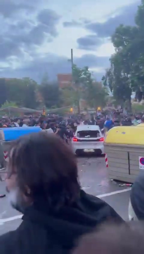 插曲！球场外汽车失控撞入人群，主裁暂停比赛和球场安保沟通