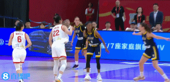 防不了一点!张子宇内线要位高举高打 顶着两名防守人打成2+0!